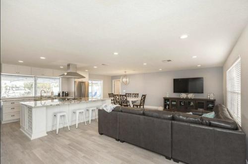 The Seaside Retreat, FREE heated pool in Apollo Beach