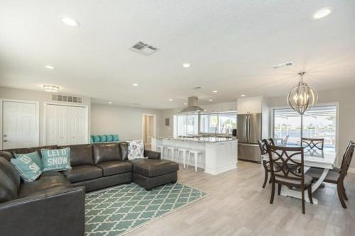 The Seaside Retreat, FREE heated pool in Apollo Beach