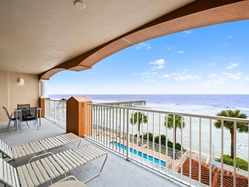 La Contessa 307, Sleeps 6, 3 Bedroom, Gulf Front, Pool, BBQ Area, Spa in St Pete Beach, USA