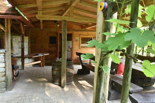 Вхід, Log cabin Silec in Смар'є прі Єлса