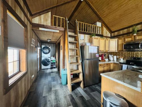 Konyha, Rustic Chic Alabama Cabin w Loft Fire Pit Pet Friendly Fenced Yard Lake Guntersville - Coco Chateau in Guntersville (Alabama)