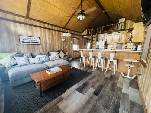 Konyha, Rustic Chic Alabama Cabin w Loft Fire Pit Pet Friendly Fenced Yard Lake Guntersville - Coco Chateau in Guntersville (Alabama)