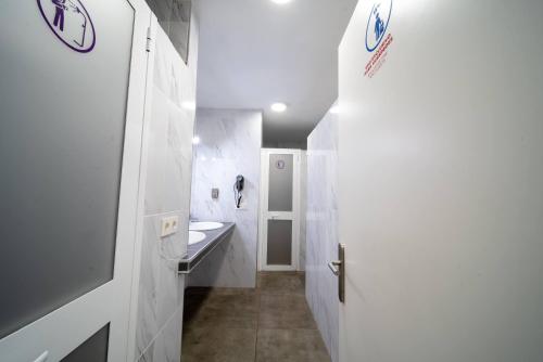 Banheiro, Be Happy Hostel - Albergue en el centro de Nerja in Nerja