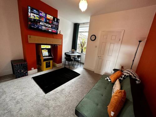 Manchester 3BR House Contractor Hospital Uni, Manchester
