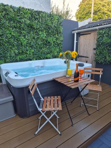 JUNGLE HOT TUB, games room, near eateries, micro brewery, pubs, beauty salons and boutique shops, Ar – khách sạn tại Peverell