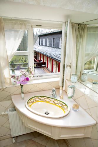 Bathroom, Romantik Hotel Jagdhaus Waldidyll in Hartenstein