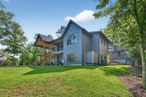 Dockside of the Moon in Marion (NC)