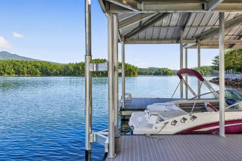 Dockside of the Moon in Marion (NC)