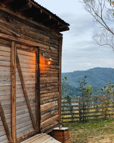 Cabana Western com Banheira e Vista para o Pôr do Sol nas Montanhas (Cabana Western com Banheira e Vista para o Por do Sol nas Montanhas) in Marmelópolis