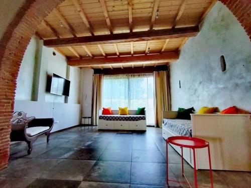 sunflowers dimora is a rustic villa a few steps from tourist destinations gîte à louer Cascina