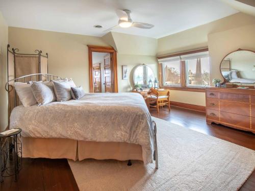 Mansion Pet-friendly Downtown in คลาเรียน (PA)