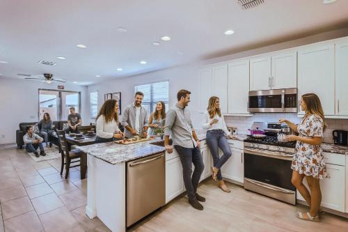 NEW - 5BR Home 20 min from Phoenix - AT, Эйвондейл (фото 4)