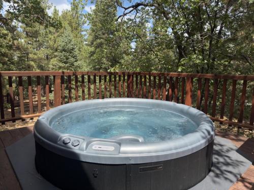 Robins Nest - Comfy cabin walking distance to Bear Mountain with Hot Tub! in Big Bear Lake, USA
