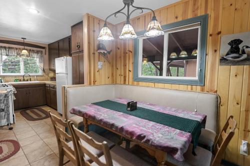 Robins Nest - Comfy cabin walking distance to Bear Mountain with Hot Tub! in Big Bear Lake, USA