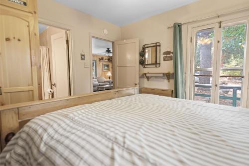 Robins Nest - Comfy cabin walking distance to Bear Mountain with Hot Tub! in Big Bear Lake, USA