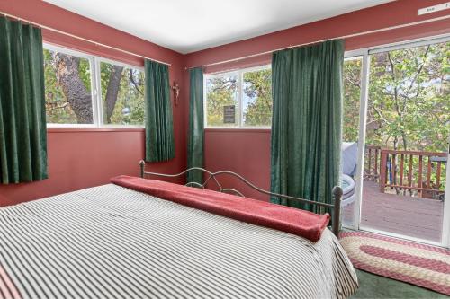 Robins Nest - Comfy cabin walking distance to Bear Mountain with Hot Tub! in Big Bear Lake, USA