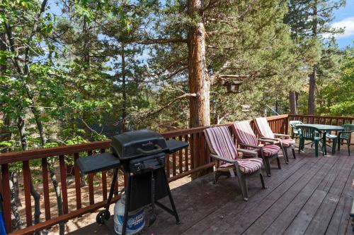 Robins Nest - Comfy cabin walking distance to Bear Mountain with Hot Tub! in Big Bear Lake, USA