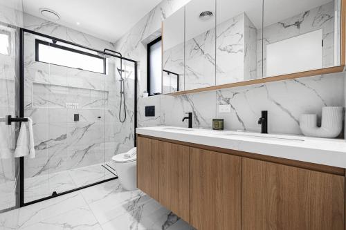 Zuhanyzó, Domi rentals - The Highland House in Oakleigh
