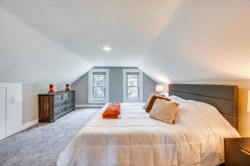 < 1 Mi to Lake: Mtn-View Cabin w/ Porch in Newport in Derby (VT)