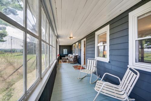 < 1 Mi to Lake: Mtn-View Cabin w/ Porch in Newport in Derby (VT)