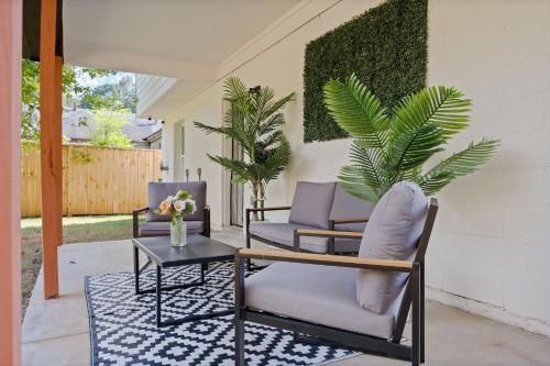 Royal Palm Urban Suites - Close to Downtown ATL in Cascade Road