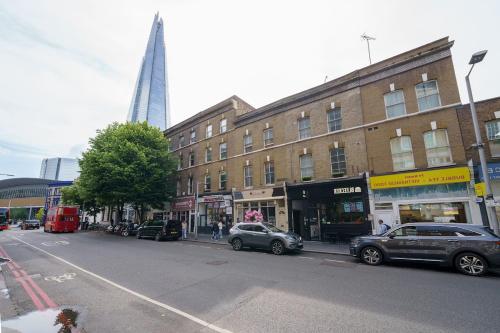 Steps from London Bridge Apartment for 5, London (photo 2)