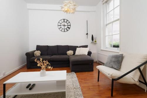 Steps from London Bridge Apartment for 5, London (photo 3)