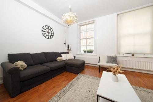 Steps from London Bridge Apartment for 5, London (photo 5)