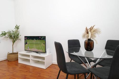 Steps from London Bridge Apartment for 5, London (photo 6)