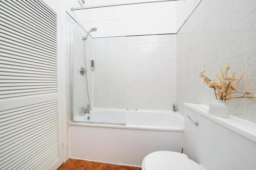 Steps from London Bridge Apartment for 5, London (photo 7)