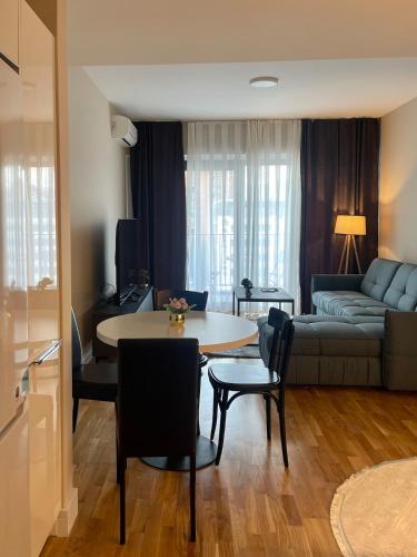 Skopje City Center 1BR Apt - Free Parking & Wi-Fi, Skopje (photo 5)