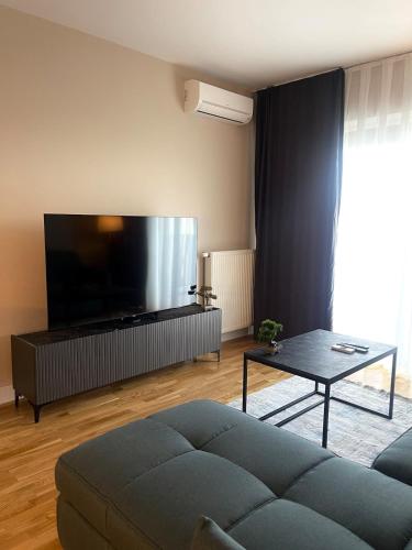 Skopje City Center 1BR Apt - Free Parking & Wi-Fi, Skopje (photo 8)