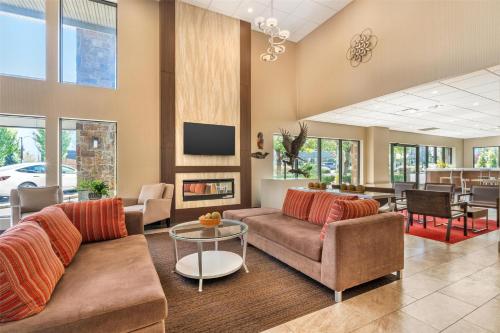 로비, 베스트웨스턴 플러스 버너비 호텔 (Best Western Plus Burnaby Hotel) in 버너비 (BC)