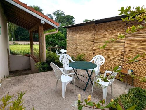 Gîte cosy face au parc des Bosquets, avec parking, terrasse et à deux pas du château de Lunéville (Gite cosy face au parc des Bosquets, avec parking, terrasse et a deux pas du chateau de Luneville) in Luneville