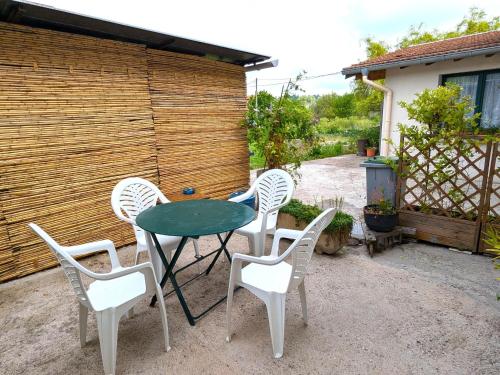 Gîte cosy face au parc des Bosquets, avec parking, terrasse et à deux pas du château de Lunéville (Gite cosy face au parc des Bosquets, avec parking, terrasse et a deux pas du chateau de Luneville) in Luneville