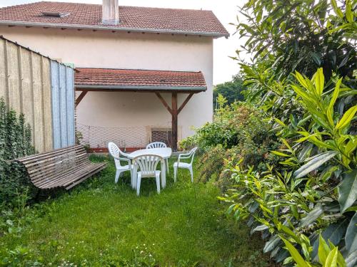 Gîte cosy face au parc des Bosquets, avec parking, terrasse et à deux pas du château de Lunéville (Gite cosy face au parc des Bosquets, avec parking, terrasse et a deux pas du chateau de Luneville) in Luneville