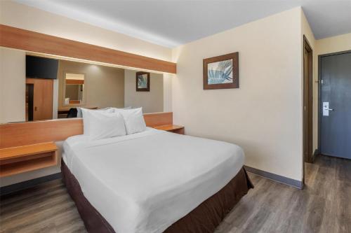 Super 8 by Wyndham Sacramento Airport - image 10