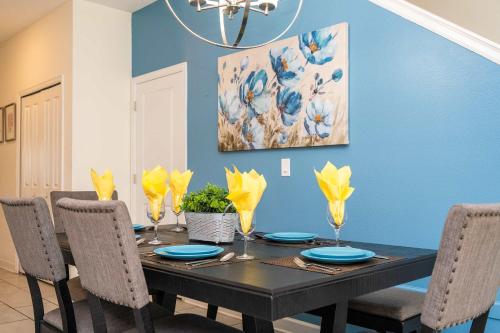 Stunning 5 Bd Home w/ Pool Close to Disney 4822 - image 2