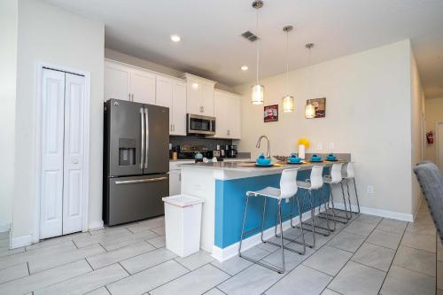 Stunning 5 Bd Home w Pool Close to Disney 4822