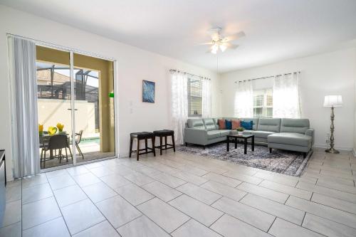 Stunning 5 Bd Home w/ Pool Close to Disney 4822 - image 6