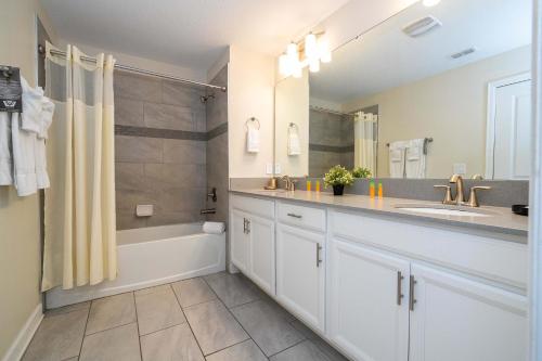 Stunning 5 Bd Home w Pool Close to Disney 4822