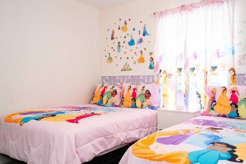 Stunning 5 Bd Home w Pool Close to Disney 4822