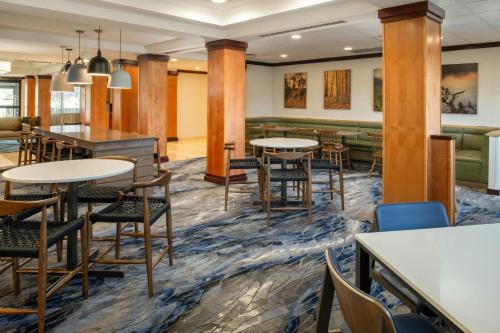 Fairfield Inn & Suites Santa Maria - image 12