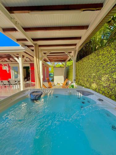 Villa SAADA cosy avec piscine, jacuzzi et sauna in Le Vauclin