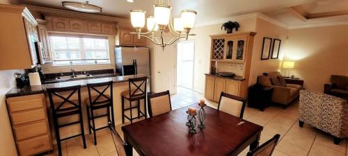 Overlooks Pool, Easy Walk to Beach Home unit D - Island Morning Sun 4