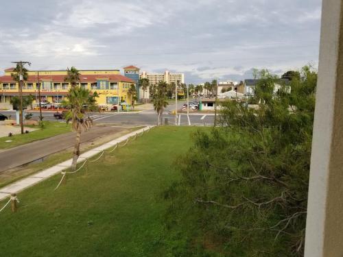 Walk to Beach Condo with Pool unit C - Island Morning Sun 3 - image 2