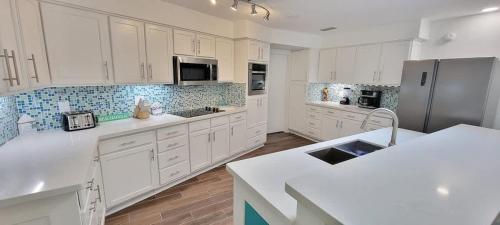 Huge Beachview Home Pool Updated - image 3