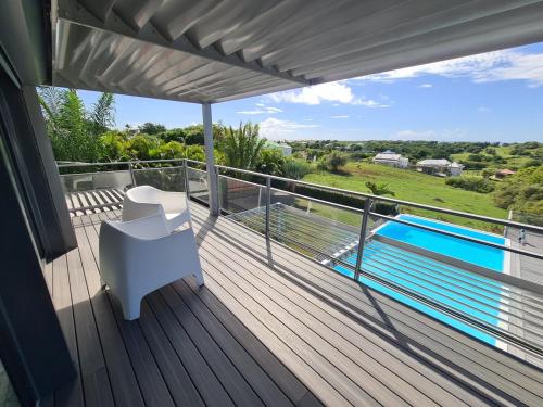 Superbe villa 5 etoile piscine, jacuzzi et plage a pied in Berard