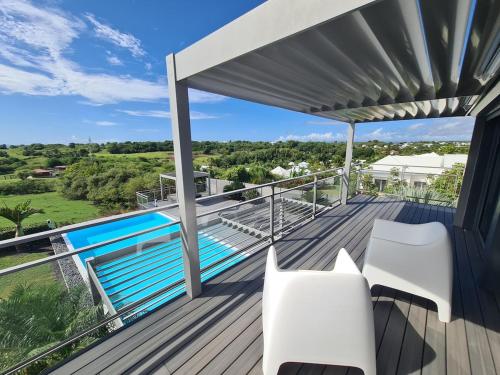Superbe villa 5 etoile piscine, jacuzzi et plage a pied in Berard