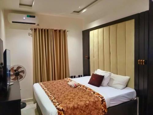 Awhite hotel and suite